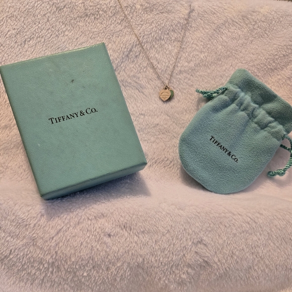 Tiffany & Co. Silver Heart Necklace With Box And Cloth Bag - Picture 4 of 4